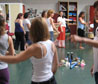 Alumnos realizando una actividad de baile en el Taller de Musicoterapia.